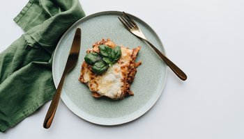 Bild einer Lasagne auf einem Teller